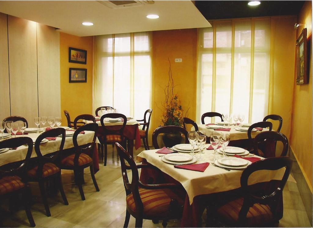 Hostal Torres San Leonardo de Yagüe Exteriör bild