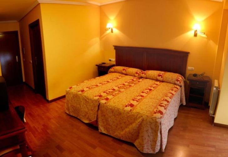Hostal Torres San Leonardo de Yagüe Rum bild