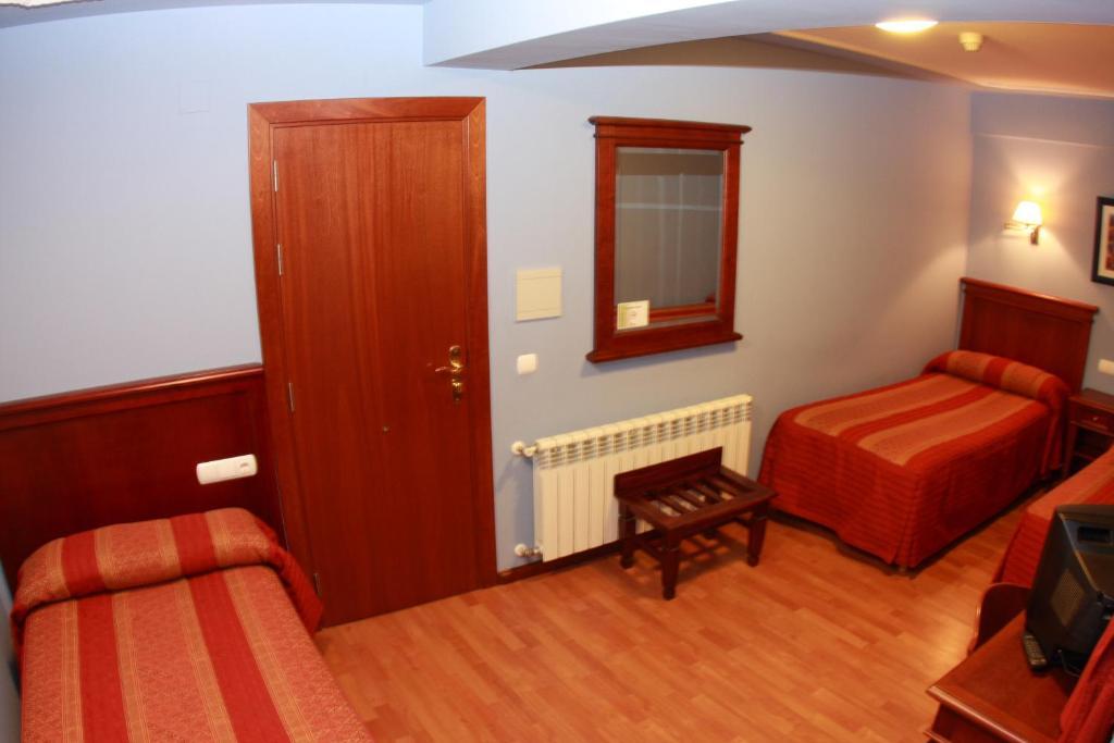 Hostal Torres San Leonardo de Yagüe Rum bild