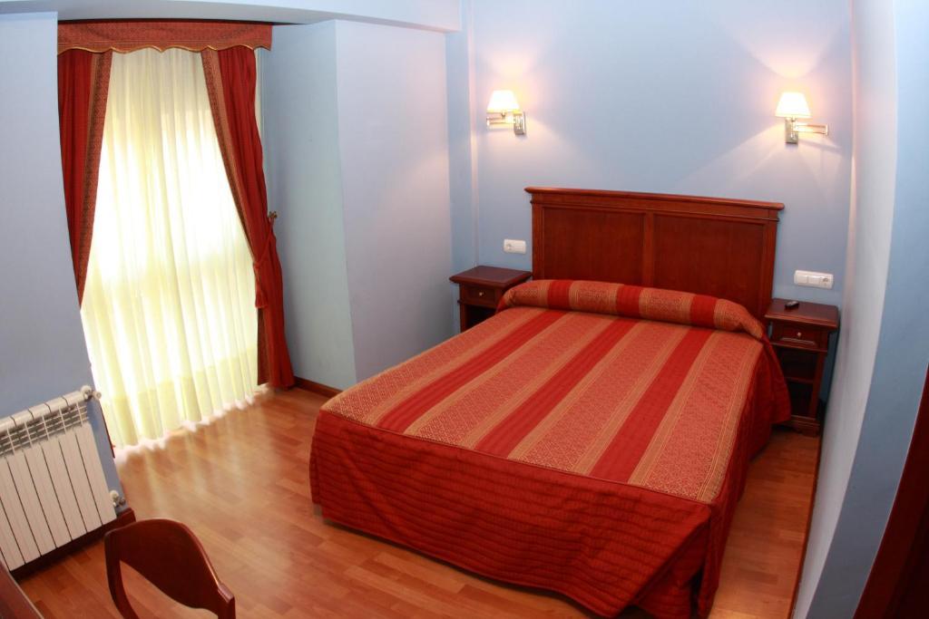 Hostal Torres San Leonardo de Yagüe Rum bild