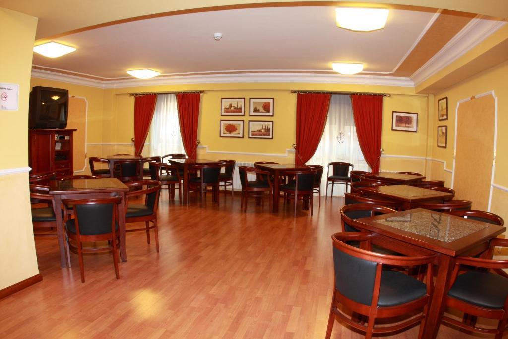 Hostal Torres San Leonardo de Yagüe Exteriör bild